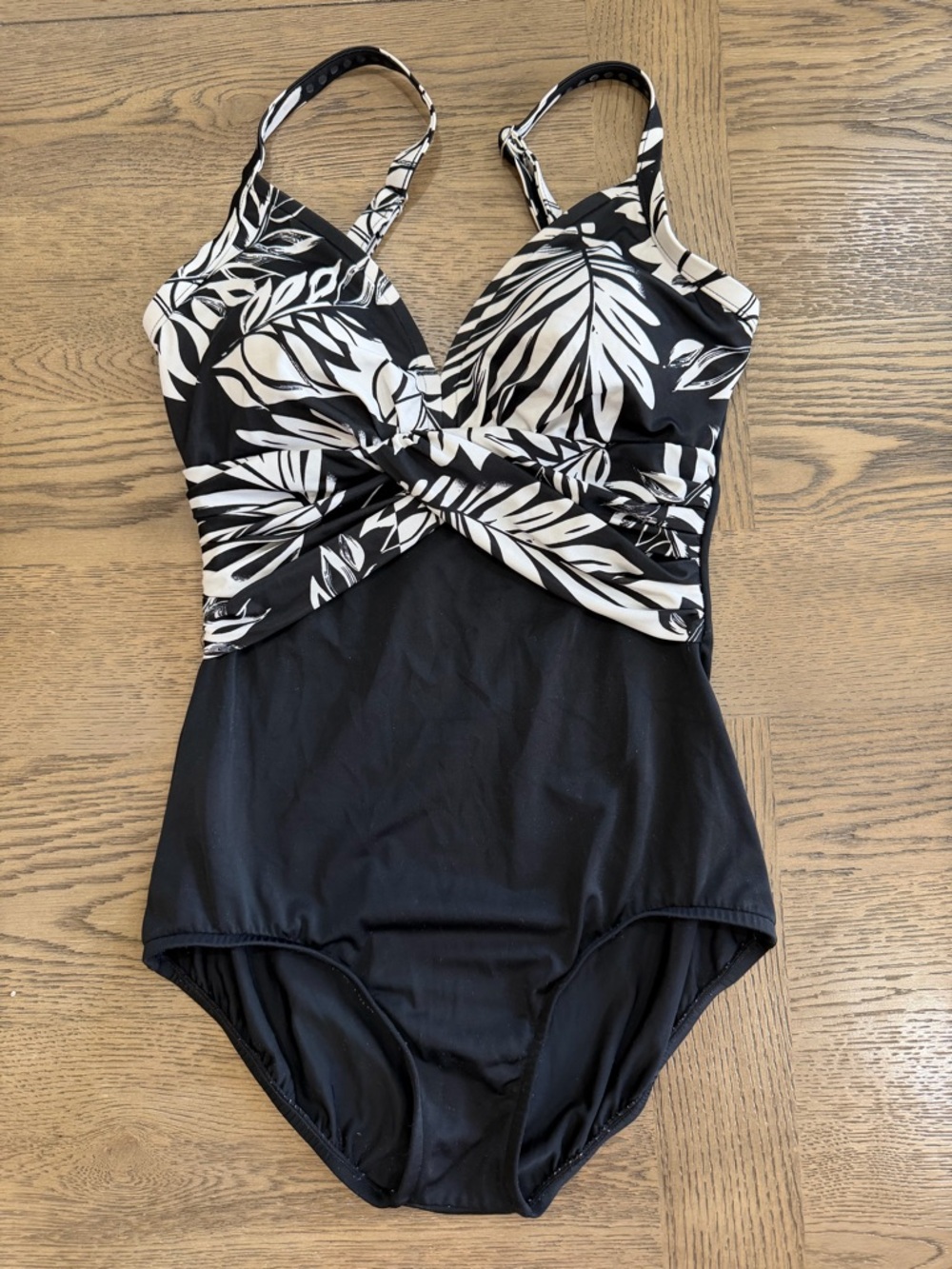 Jantzen Black and White Leaf-Print Twist One-Piece Body Shaping Swimsuit